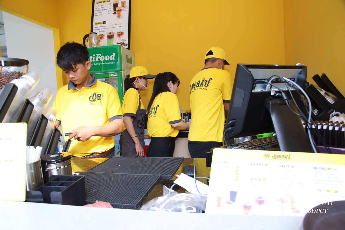 Ca phe ong Bau dong loat mo moi 16 quan trong ngay 12/3-Hinh-3