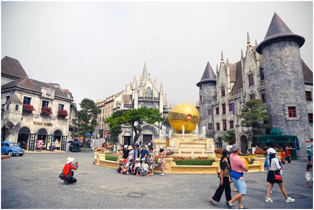 Du khach xep hang gian cach check in Ba Na Hills dip 30/4-Hinh-4