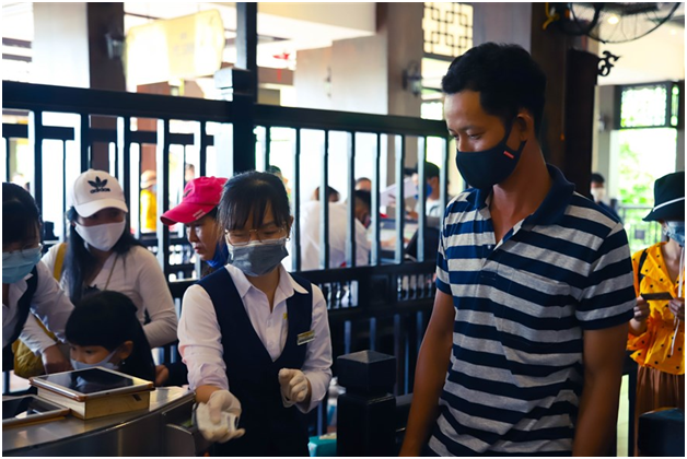 Du khach xep hang gian cach check in Ba Na Hills dip 30/4-Hinh-2