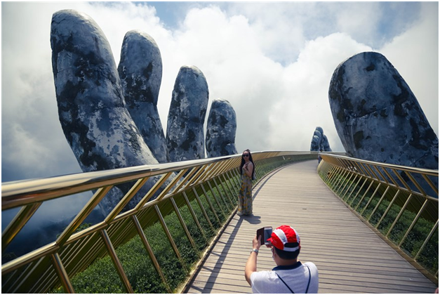 Du khach xep hang gian cach check in Ba Na Hills dip 30/4-Hinh-6