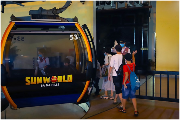 Du khach xep hang gian cach check in Ba Na Hills dip 30/4-Hinh-3