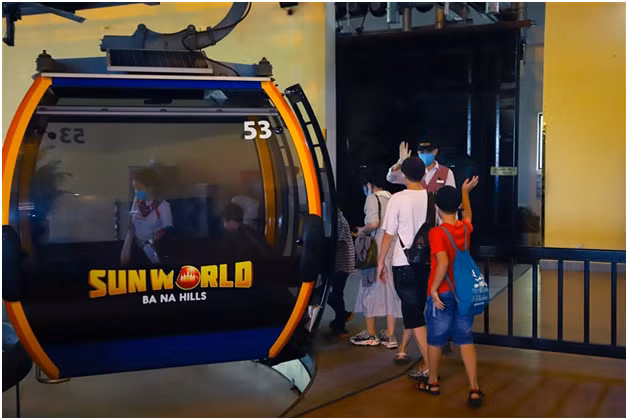 Du khach xep hang gian cach check in Ba Na Hills dip 30/4-Hinh-3