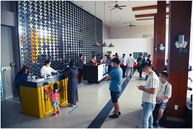 Du khach xep hang gian cach check in Ba Na Hills dip 30/4