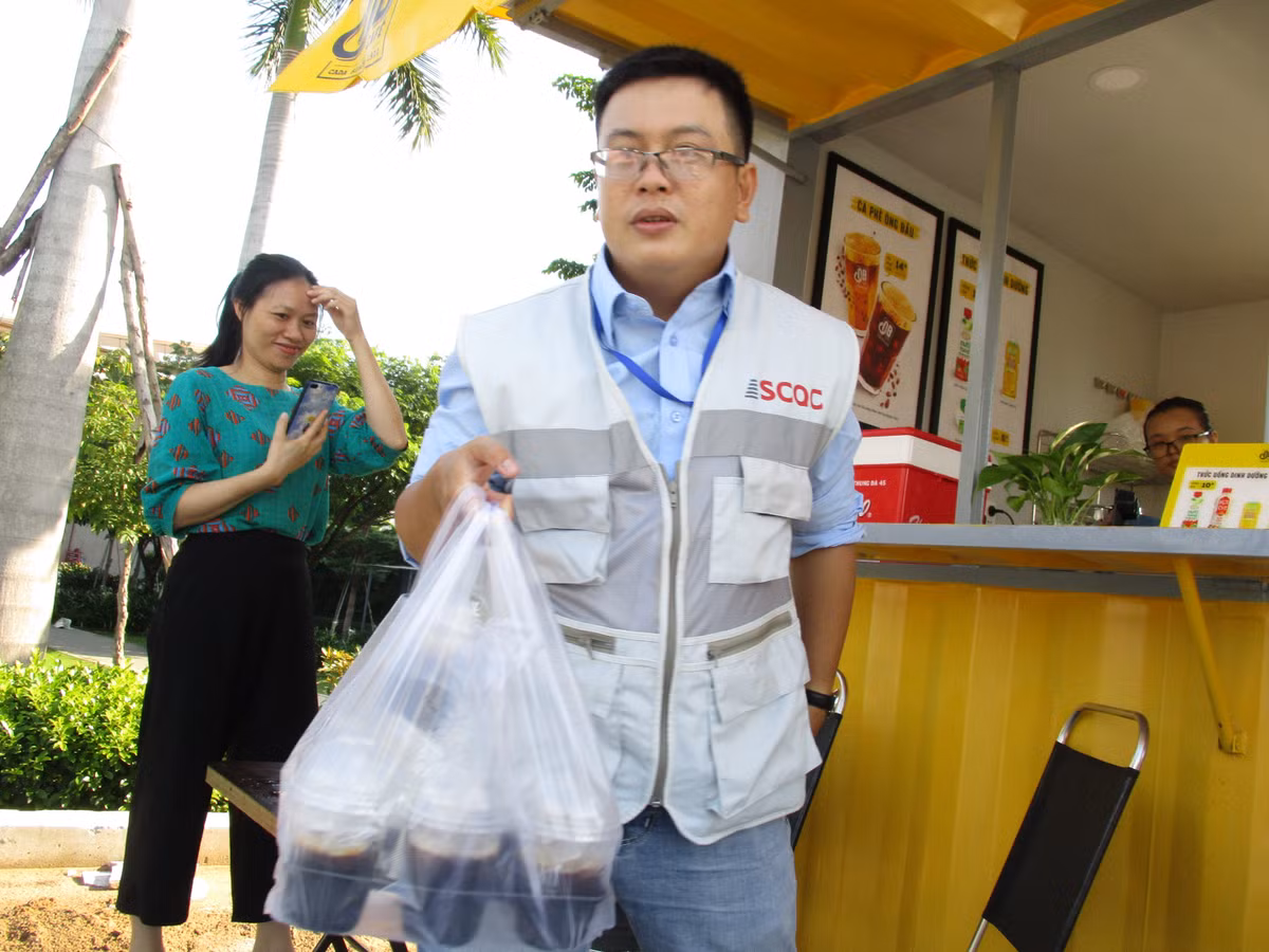 Ca phe Ong Bau den cong truong, tro gia cho cong nhan-Hinh-6