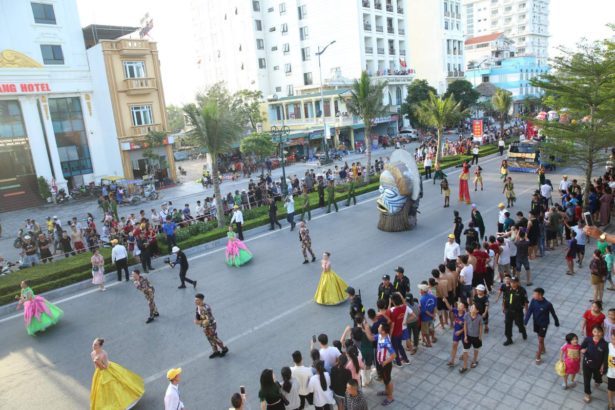Sam Son tung bung voi Le hoi Carnival duong pho