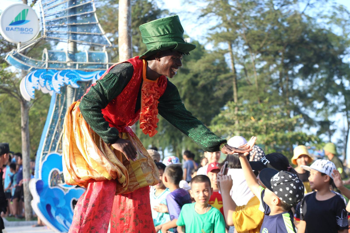 Sam Son tung bung voi Le hoi Carnival duong pho-Hinh-2