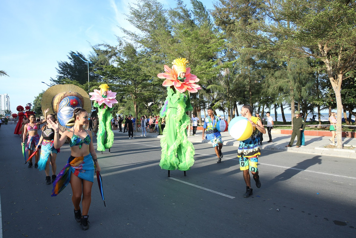 Sam Son tung bung voi Le hoi Carnival duong pho-Hinh-3