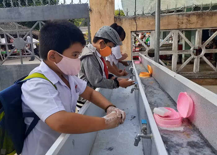 Tre Tra Vinh don niem vui uong sua hoc duong khi quay lai truong-Hinh-7