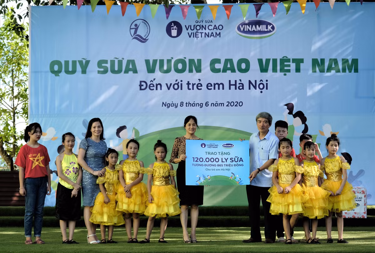 Vinamilk mang niem vui uong sua den voi tre em Ha Noi