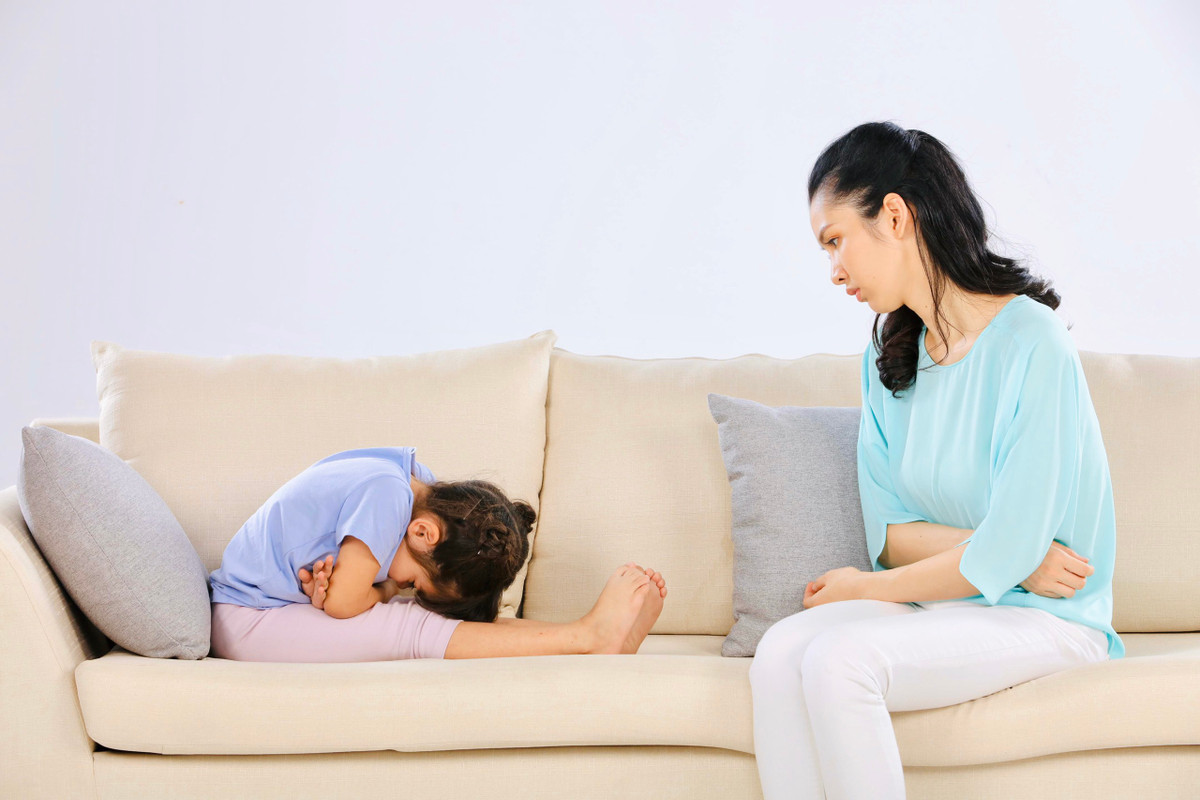 Noi kho tam cua me khi be bi tao bon, om vat trong mua dich