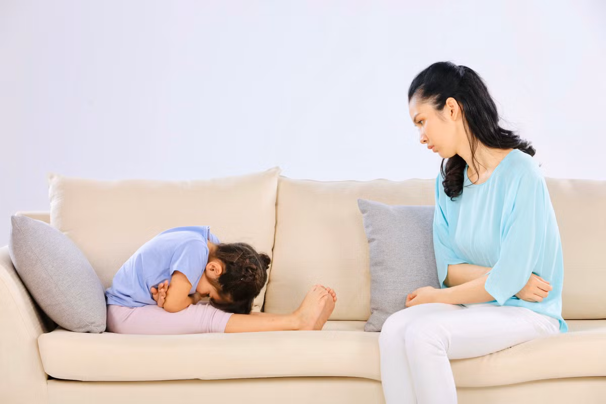 Noi kho tam cua me khi be bi tao bon, om vat trong mua dich