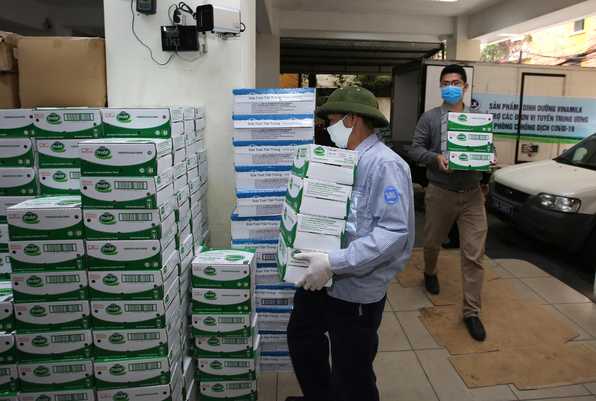 Vinamilk ung ho 8 ty giup Ha Noi va 3 tinh mien Trung chong COVID-19-Hinh-3
