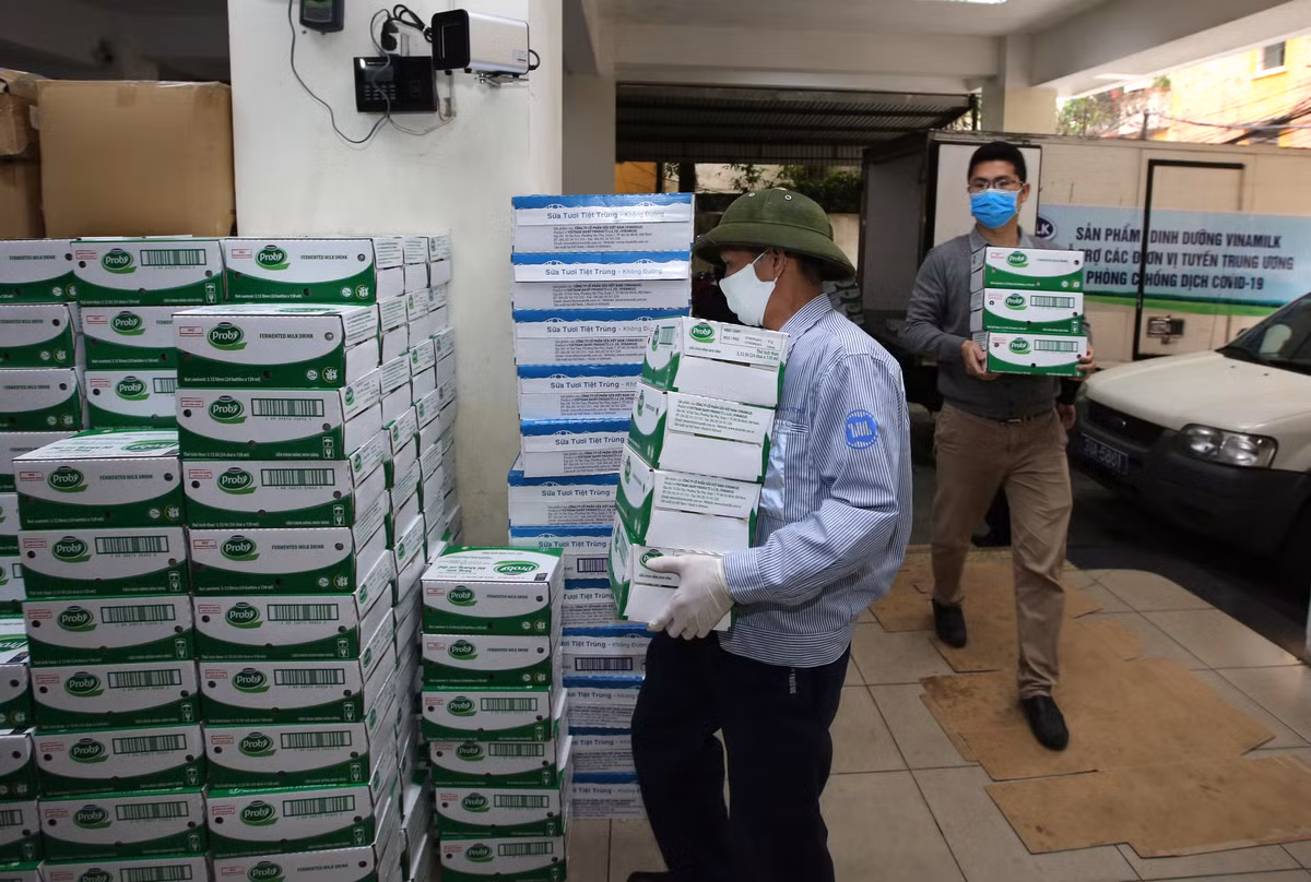 Vinamilk ung ho 8 ty giup Ha Noi va 3 tinh mien Trung chong COVID-19-Hinh-3