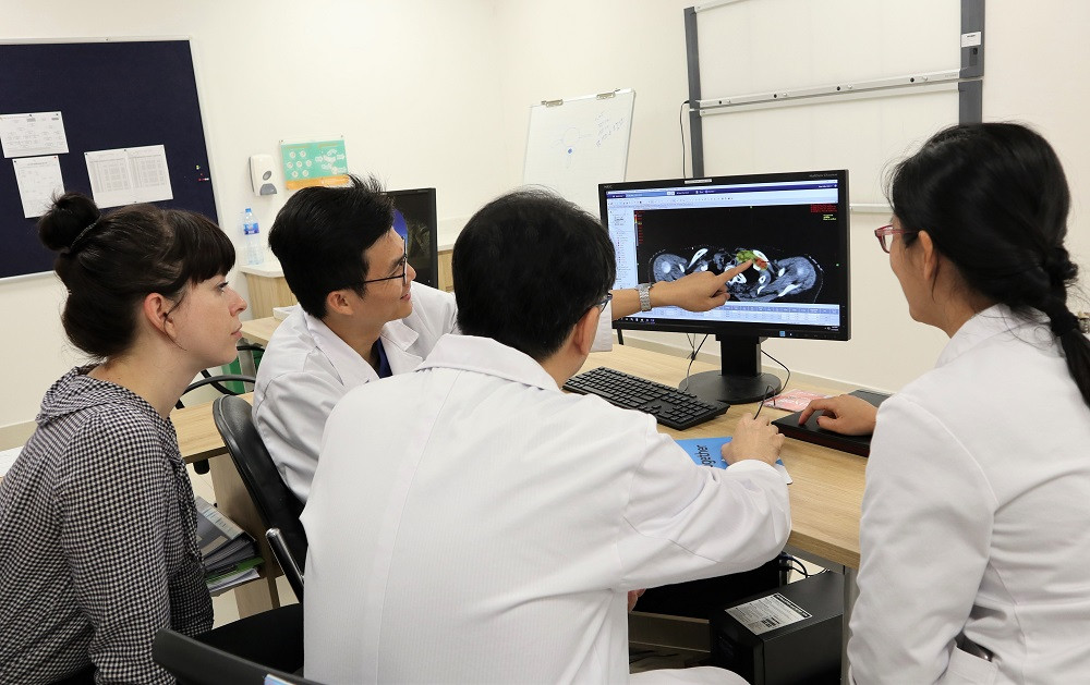 Benh vien Vinmec: Xa tri ung thu chuan toi tung milimet-Hinh-3