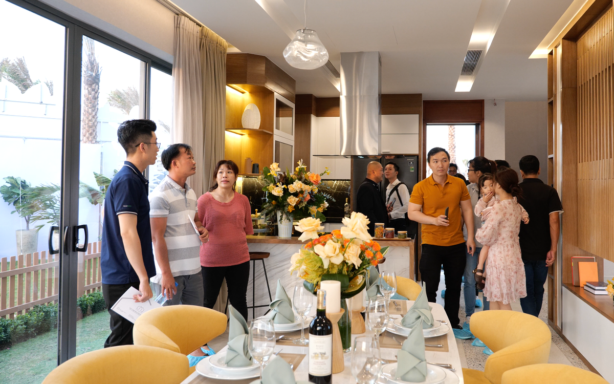 Hon 300 khach hang trai nghiem biet thu mau NovaWorld Ho Tram