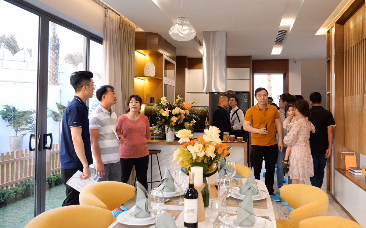 Hon 300 khach hang trai nghiem biet thu mau NovaWorld Ho Tram