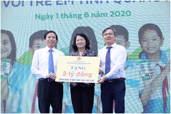 Vinamilk mang niem vui uong sua den voi tre em Quang Nam-Hinh-4