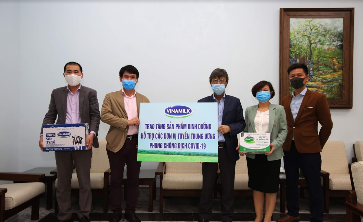 Vinamilk ung ho gan 15 ty de tiep suc cac don vi tuyen dau chong dich