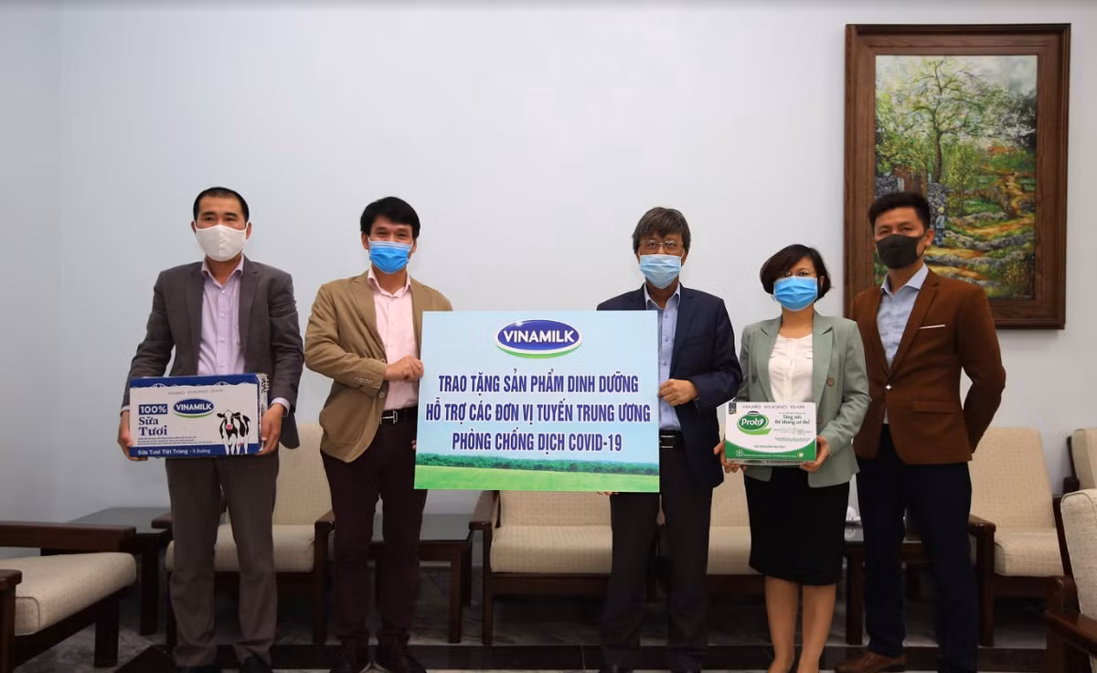 Vinamilk ung ho gan 15 ty de tiep suc cac don vi tuyen dau chong dich