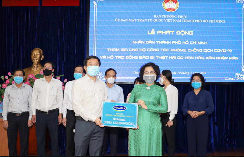 Vinamilk dong hanh tiep suc cho doi ngu can bo y te tuyen dau chong dich Covid-19