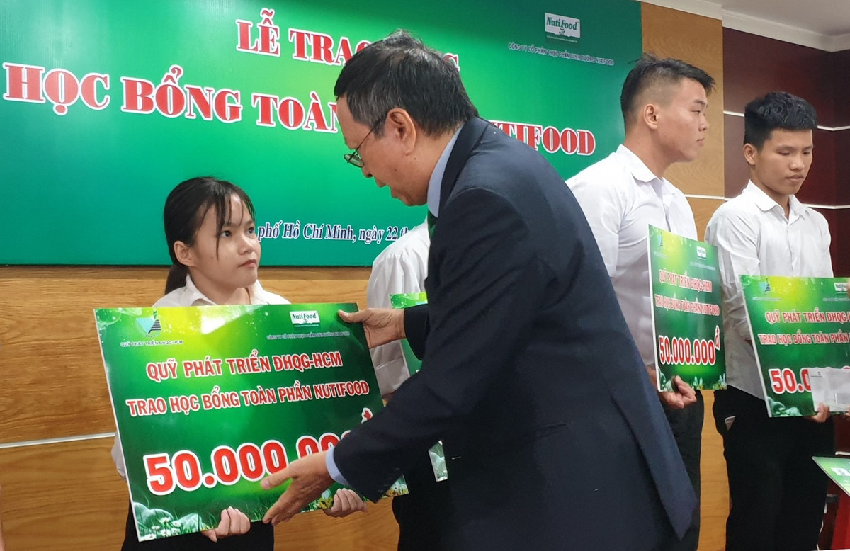 Nutifood trao hoc bong toan phan cho sinh vien DH Quoc gia TP.HCM