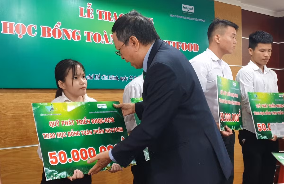 Nutifood trao hoc bong toan phan cho sinh vien DH Quoc gia TP.HCM
