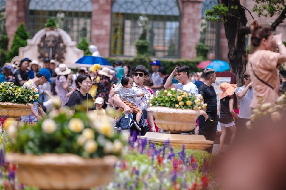 Chuong trinh kich cau khung tu Ba Na Hills hut khach tro lai Da Nang-Hinh-3
