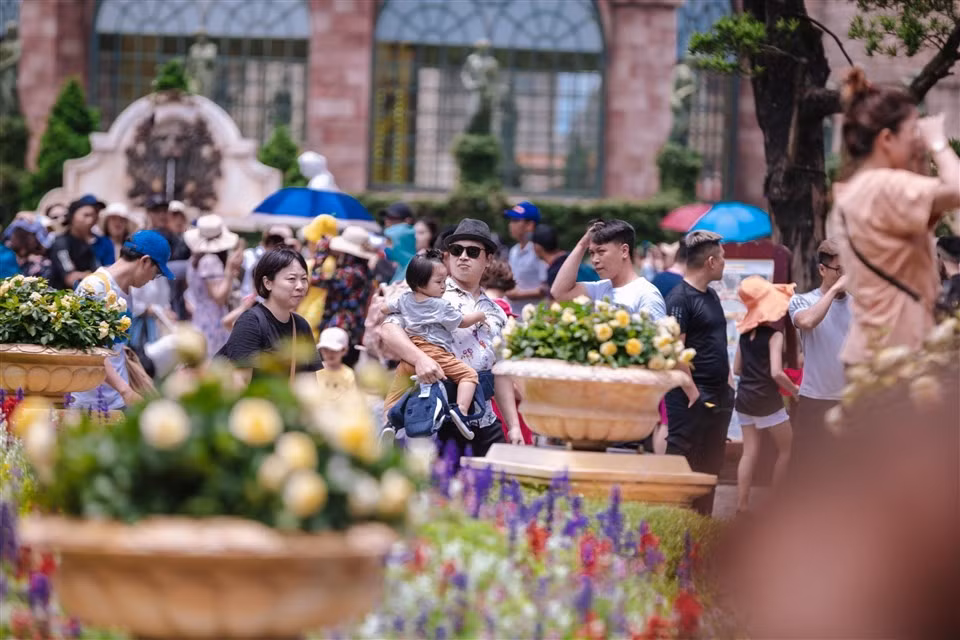 Chuong trinh kich cau khung tu Ba Na Hills hut khach tro lai Da Nang-Hinh-3