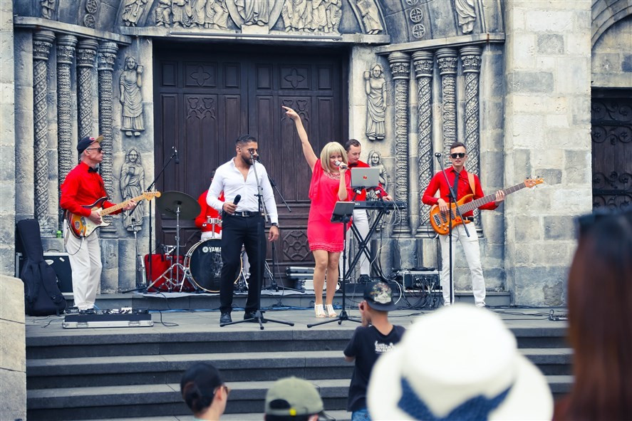 Chuong trinh kich cau khung tu Ba Na Hills hut khach tro lai Da Nang-Hinh-2