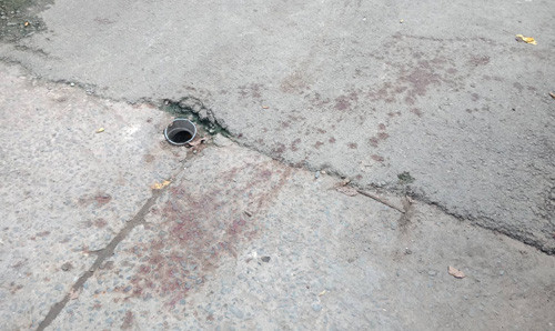 Vết máu của nạn nhân còn vươn vãi tại hiện trường.