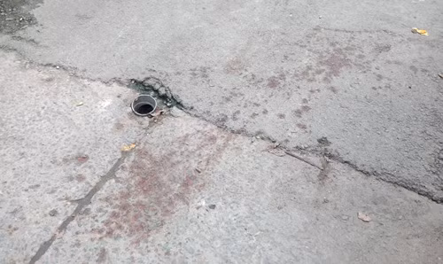 Vết máu của nạn nhân còn vươn vãi tại hiện trường.