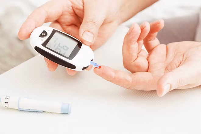 Bệnh tiểu đường: Theo Webmd, lượng đường trong máu cao làm tổn thương các mạch máu và dây thần kinh sau một thời gian. Điều này có thể cản trở lưu lượng máu đến các cơ quan tình dục. Đàn ông có thể gặp vấn đề cương cứng và xuất tinh. Trong khi đó, phụ nữ bị mất ham muốn "yêu", khô âm đạo, giao hợp đau và khó đạt cực khoái. Nếu bạn kiểm soát tốt bệnh tiểu đường, duy trì tập thể dục và ăn uống hợp lý, nó có thể ngăn chặn các vấn đề về tình dục. Ảnh: Dailypost.