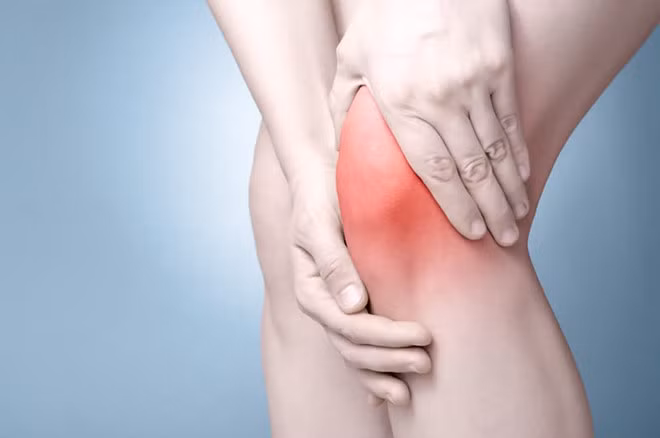 Viêm khớp: Đau khớp và các vấn đề về viêm khớp có thể gây khó chịu cho đời sống tình dục của bạn. Nhưng bạn vẫn có thể thoải mái và hài lòng nếu lên kế hoạch "yêu" vào thời điểm bạn thường cảm thấy tốt nhất trong ngày. Ngoài ra, bạn nên uống thuốc giảm đau trước khi quan hệ ít nhất 30 phút. Có thể nhờ đối tác massage làm dịu đau cơ và khớp, nó có thể là màn dạo đầu hưng phấn cho cả hai. Ảnh: Express.