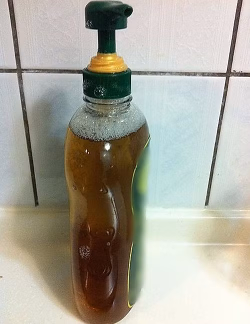 Bước 5: Sau khi đun, đổ qua rây lọc để bỏ bã đi, đổ vào chai dùng dần. 