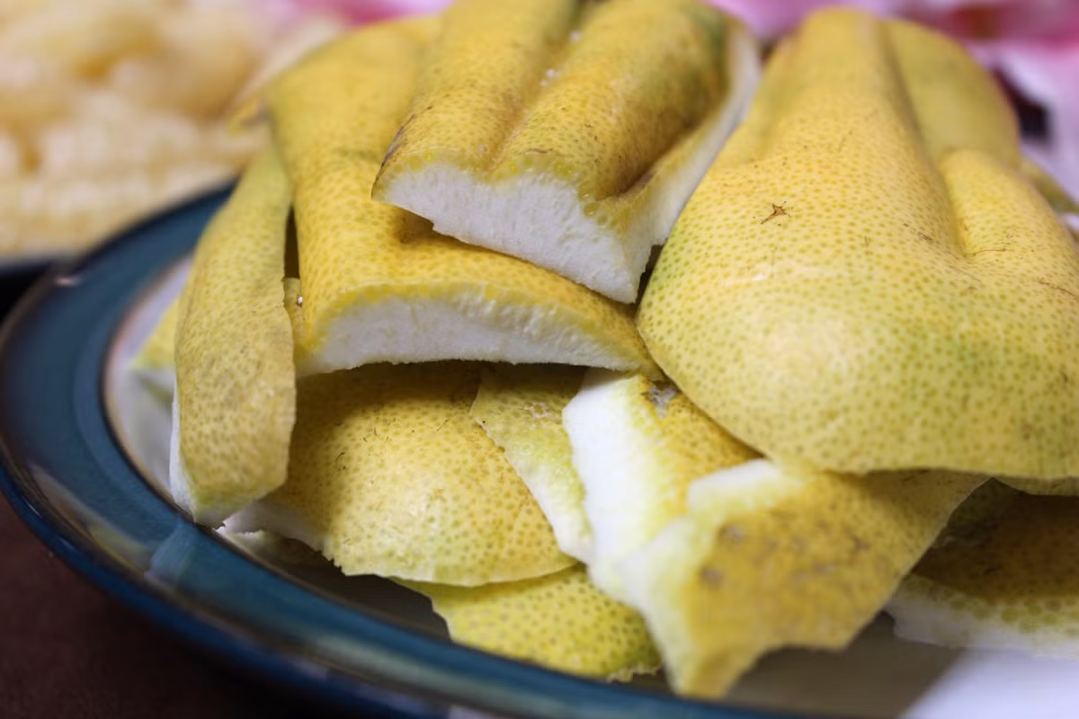 Bước 3: Vỏ bưởi, cam, chanh cắt thành miếng bằng hai đốt ngón tay. 