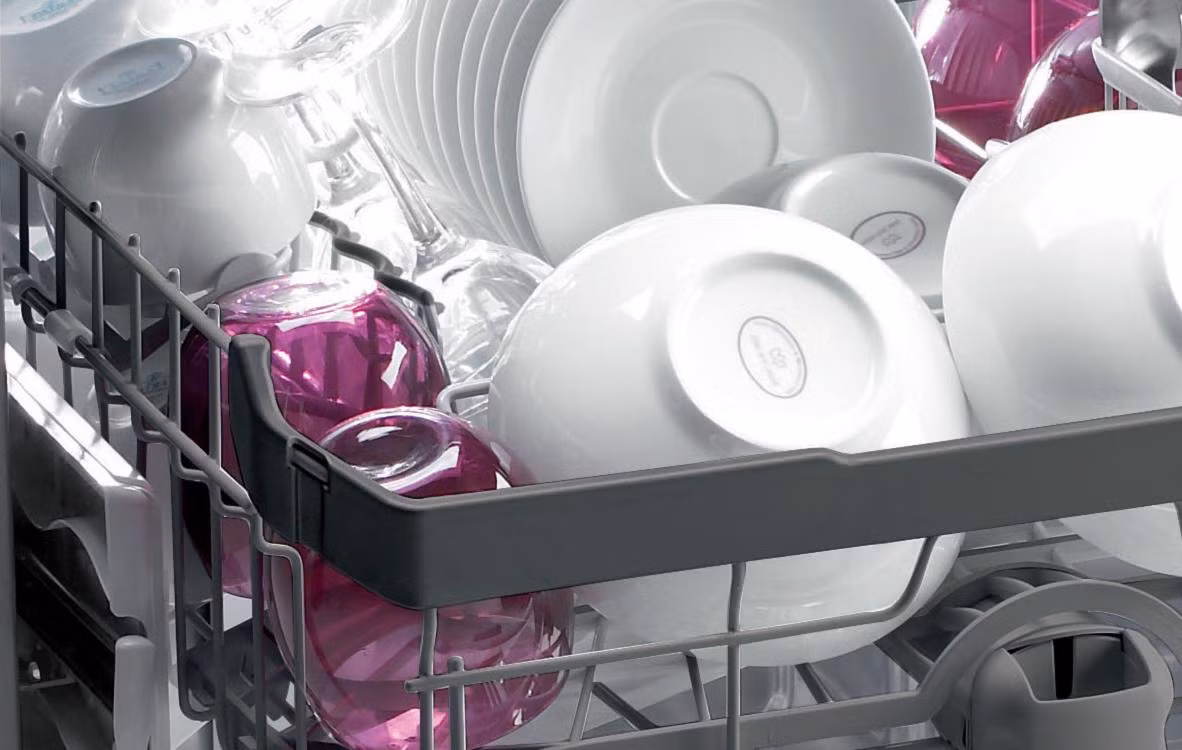 Mỗi lần rửa bát, chỉ cần xả nước qua cho sạch dầu mỡ, sau đó dùng nước rửa bát tự làm vừa làm thấm vào mút rửa bát rồi rửa như bình thường rồi xả lại với nước. Bát đĩa được rửa bằng loại nước rửa bát này vừa thơm vừa sạch, rất lành tính vì không có bất kỳ hóa chất nào. 