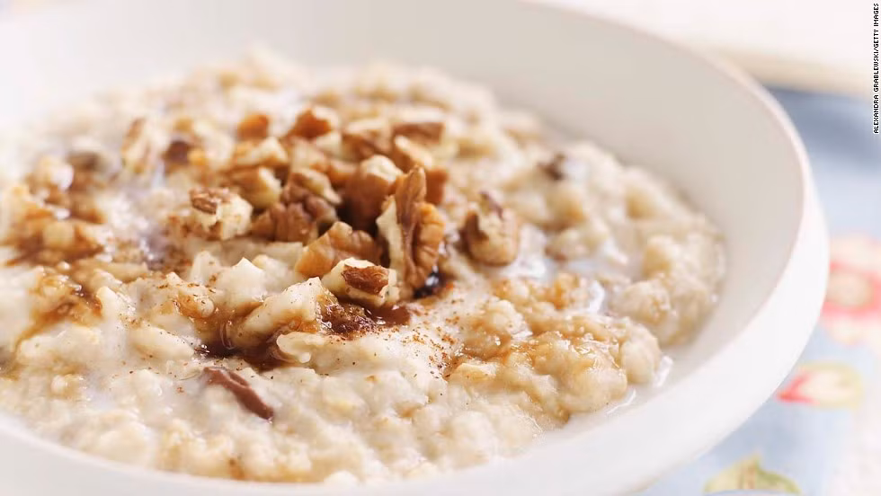 Cháo yến mạch: Món này đặc biệt thích hợp vào buổi sáng vì dễ chế biến và hàm lượng dinh dưỡng cao. Yến mạch chứa nhiều chất xơ và protein, có tác dụng làm chậm quá trình tiêu hóa, khiến bạn có cảm giác no lâu hơn. 