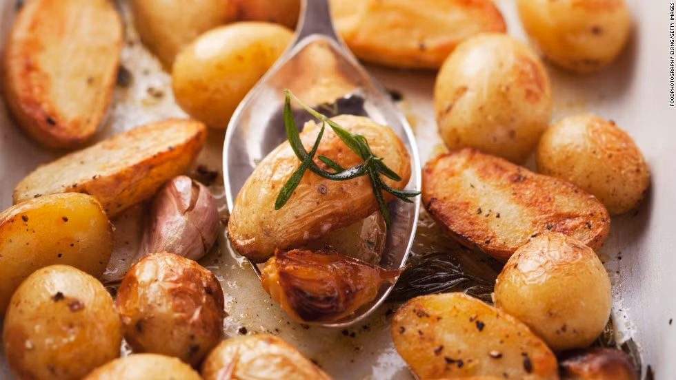 Khoai tây nướng: Món này chứa chất allicin chống lại chứng viêm trong cơ thể, góp phần giảm eo nhanh hơn.