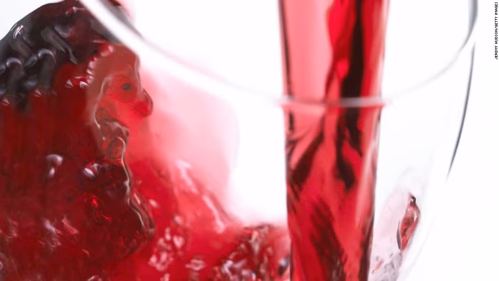 Rượu vang đỏ: Nhâm nhi một ly rượu vang đỏ trong bữa ăn cũng giúp giảm cân nhanh chóng vì chất oxy hóa resveratrol trong bỏ nho để làm rượu vang gây ức chế sản xuất các tế bào mỡ. 