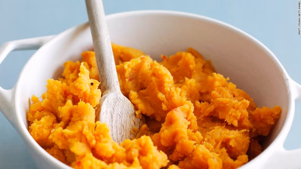 Khoai lang nghiền: Khoai lang rất giàu caroteniod làm chậm quá trình hấp thụ glucose và insulin. Khoai lang cũang giàu chất xơ, làm chậm tiêu hóa và làm giảm lượng đường trong máu.