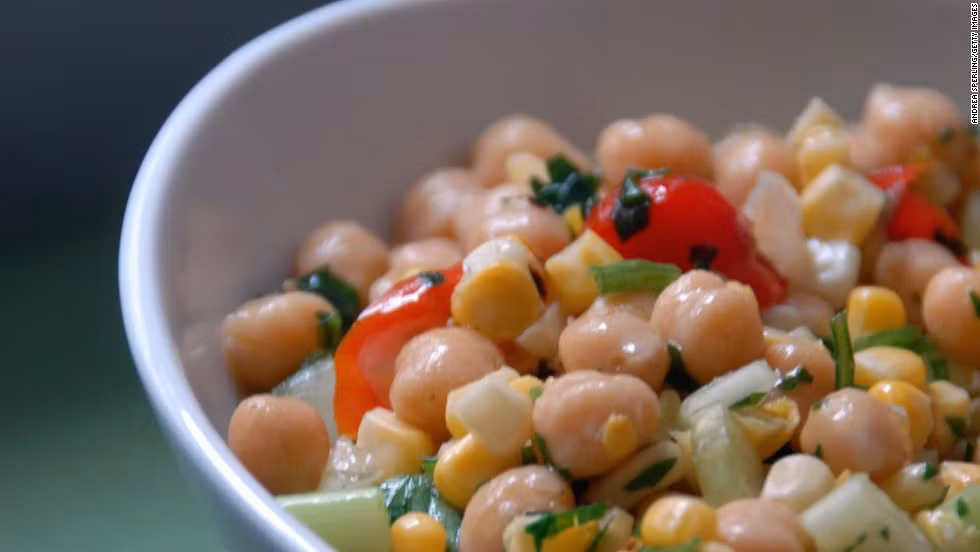 Các loại đậu: Hàm lượng cao protein và chất xơ trong các loại đậu giúp ổn định đường huyết và kiểm soát thèm ăn. Đây cũng là nguồn cung cấp tuyệt vời của chất béo không bão hòa nên giúp giảm eo nhanh chóng. 