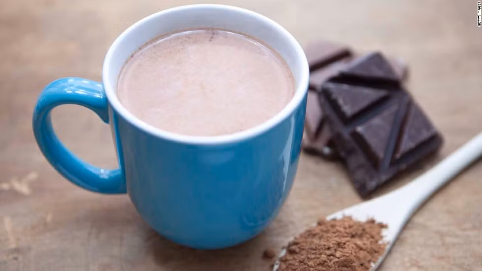 Socola nóng: Hãy thêm vào thực đơn giảm cân cho bữa sáng socola nóng vì đồ uống này có hàm lượng chất chống oxy hóa gấp 5 lần trà đen. Theo một số nghiên cứu, socola nóng giúp khôi phục nhanh chóng cơ bắp, tăng cơ và hỗ trợ giảm cân rất tốt. Bằng cách thêm quế vào socola nóng, bạn đã có được một đồ uống chứa hợp chất giúp đào thải insulin và hạn chế tích trữ chất béo.