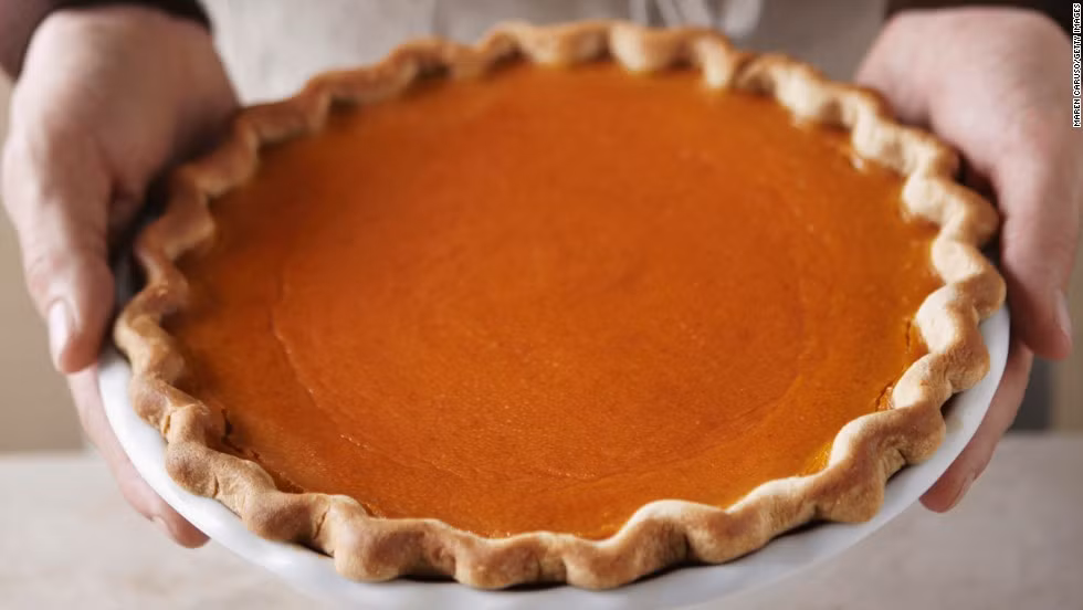 Bí ngô: Các món chế biến từ bí ngô như súp bí ngô, bánh bí ngô rất tốt cho người giảm cân vì bí ngô chứa nhiều chất xơ, beta-carotene làm giảm quá trình tích tụ mỡ. Bạn có thể ăn bánh bí ngô cho bữa sáng và súp bí ngô làm món khai vị cho bữa tối.