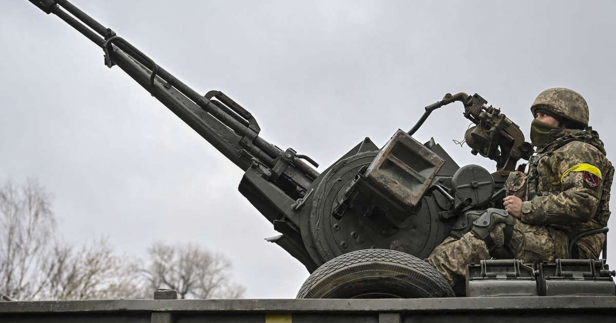 Nga và Ukraine đều đang sử dụng súng phòng không S-60 do Liên Xô sản xuất từ những năm 1940. Nhưng ngay cả những loại pháo phòng không do Liên Xô thiết kế gần đây, chẳng hạn như ZSU-23-4 Shilka thời Chiến tranh Lạnh và 2S6 Tunguska cũng chỉ được sử dụng hạn chế để chống lại máy bay không người lái.