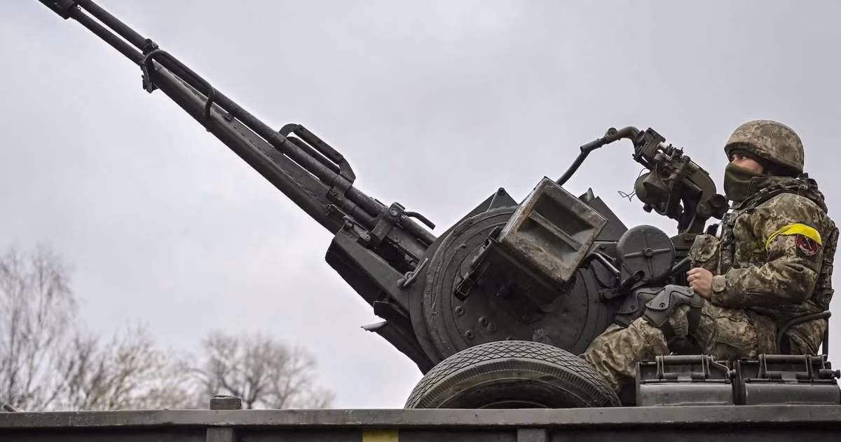 Nga và Ukraine đều đang sử dụng súng phòng không S-60 do Liên Xô sản xuất từ những năm 1940. Nhưng ngay cả những loại pháo phòng không do Liên Xô thiết kế gần đây, chẳng hạn như ZSU-23-4 Shilka thời Chiến tranh Lạnh và 2S6 Tunguska cũng chỉ được sử dụng hạn chế để chống lại máy bay không người lái.