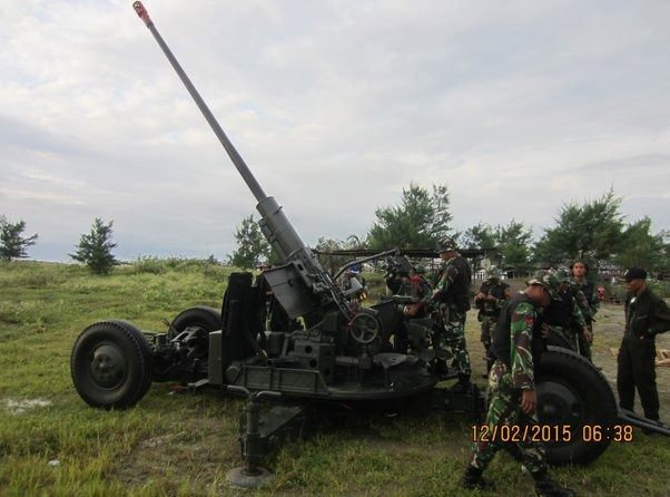 Tuy nhiên, đến những năm 1950, sự ra đời của máy bay phản lực với tốc độ và tầm bay cao đã khiến đại bác và súng máy trở nên ít hữu dụng hơn so với tên lửa dẫn đường, vốn có thể bay với vận tốc Mach 4 và đạt độ cao 100.000 feet.