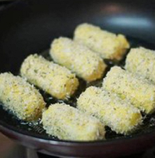 Với khoai tây nghiền, bạn có thể trộn cùng trứng gà luộc băm nhỏ cùng bột cà ri, muối, hạt tiêu, sữa. Sau đó, viên thành viên nhỏ rồi cho vào rán.