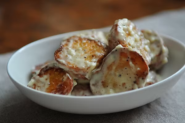 Sau đó, đặt bát khoai tây vào lò nướng ở 200 độ C khoảng 40 phút. Khoai chuyển sang màu vàng nâu đẹp mắt thì bỏ ra trộn cùng hỗn hợp mayonnaise, mù tạt, nước cốt chanh, tỏi băm và dầu ôliu.