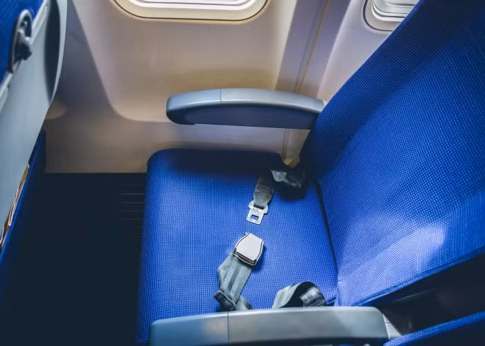 Nếu bạn cho rằng, thắt dây an toàn trên máy bay chỉ có tác dụng xác định danh tính của hành khách khi máy bay gặp nạn thì bạn đã nhầm. Thực tế, dây an toàn giúp bạn không bị va đập vào trần nhà khi máy bay hạ xuống hoặc đi qua vùng thời tiết nguy hiểm.