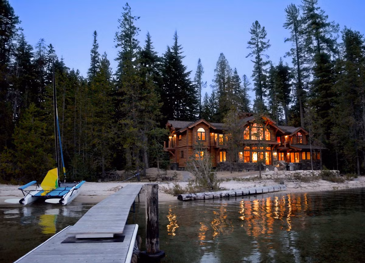 Mơ thấy nước ở trong nhà, gia đình bạn sắp có nhiều lộc.